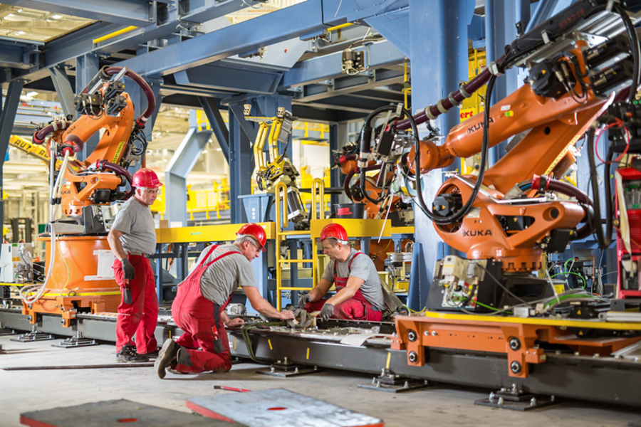 Las empresas automovilísticas confian en nuestros servicios de montaje industrial.