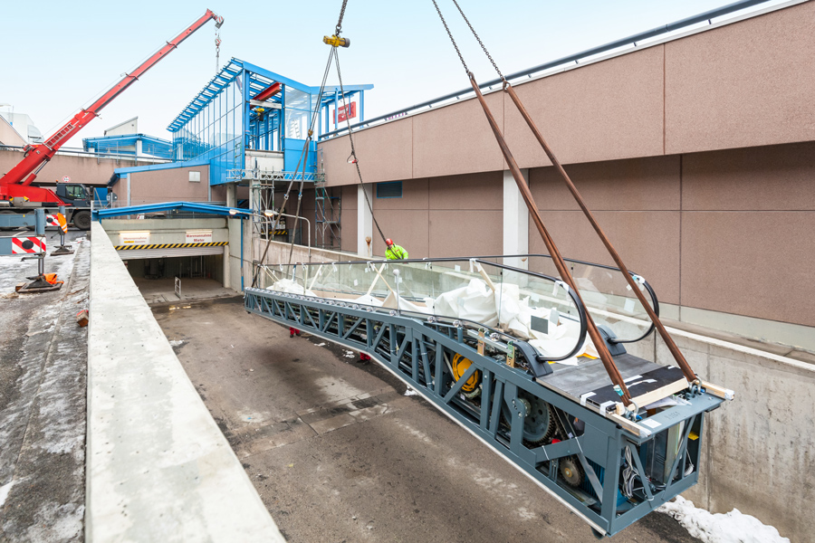 Nuestra experiencia en instalación de escaleras mecánicas y ascensores, simbolizando nuestra excelencia en movilidad y transportes verticales.